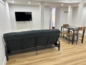 Μια τηλεόραση ή/και κέντρο ψυχαγωγίας στο Valley Home 2 Bed 1 Bath Walkout Basement Apartment, 1hr to Banff, 40 Mins Canmore, 5 mins to WinSport & Olympic park