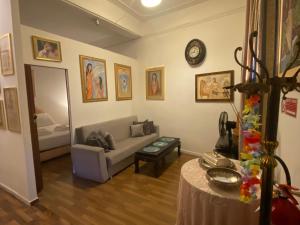 A seating area at Central Apartment in Trastevere