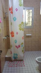 Un baño de Résidence hôtelière La Roseline, Omnisport 43 fotos más