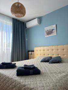 En eller flere senge i et værelse på Sunny Paradise Apartment