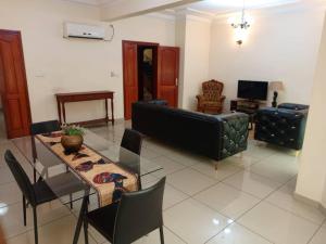 Una televisión o centro de entretenimiento en Résidence hôtelière La Roseline, Omnisport