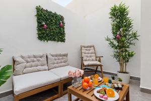 a living room with a couch and a table with fruit at Urban Oasis in Fuengirola