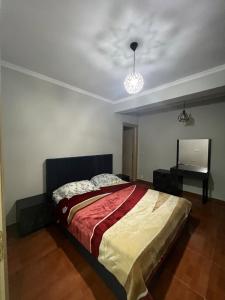 Un pat sau paturi într-o cameră la 2 Bedroom Apartment in Saranda