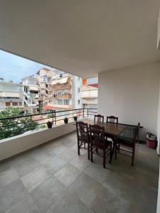 Un balcon sau o terasă la 2 Bedroom Apartment in Saranda +2 fotografii