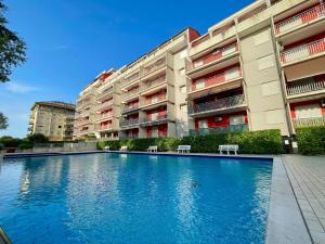 Bazén v ubytovaní Nice flat by the beach with swimming pool-Beahost alebo v jeho blízkosti