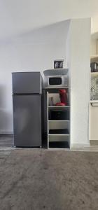 Il comprend une cuisine équipée d'un réfrigérateur et d'une cuisinière. dans l'établissement La Dolce Vita, à Balaruc-les-Bains