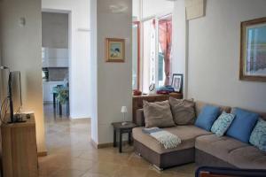 a living room with a couch and a television at Villa Luna con piscina in Borgagne