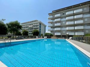 une grande piscine devant un immeuble dans l'établissement Flat with excellent location, à Porto Santa Margherita