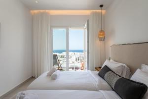 Cama ou camas em um quarto em The George Hotel Mykonos
