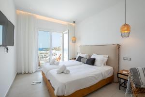Cama ou camas em um quarto em The George Hotel Mykonos