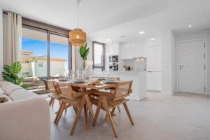 een keuken en eetkamer met een tafel en stoelen bij Casa Del Toro Estepona in Estepona