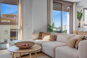 een woonkamer met een bank en een tafel bij Casa Del Toro Estepona in Estepona