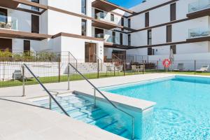 een zwembad voor een gebouw bij Casa Del Toro Estepona in Estepona