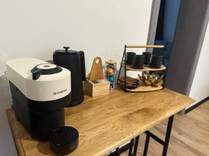 Příslušenství pro přípravu čaje a kávy v ubytování Apartments 23
