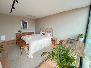 a bedroom with a bed and a table at Moderne Sea View Villa mit Pool in Santo Isidoro