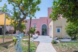 a courtyard of a house with a tree at Aria Rooms in Procida