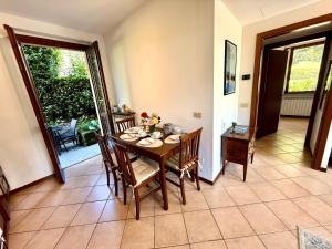 ein Esszimmer mit einem Holztisch und Stühlen in der Unterkunft Casa Lago in Bellagio in Bellagio
