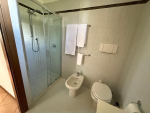 ein Badezimmer mit Toilette und Glasdusche in der Unterkunft Casa Lago in Bellagio in Bellagio + 18 Fotos
