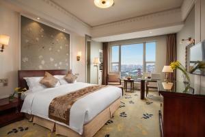 Postel nebo postele na pokoji v ubytování Overseas Chinese Hotel Wenzhou