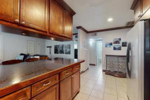 eine Küche mit Arbeitsplatte und Kühlschrank in der Unterkunft Living the Coronado Dream in Phoenix