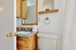 ein Badezimmer mit Toilette und Waschbecken in der Unterkunft Living the Coronado Dream in Phoenix + 16 Fotos