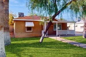 ein Haus mit einem Baum im Vorgarten in der Unterkunft Living the Coronado Dream in Phoenix
