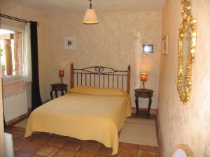 Un dormitorio con una cama con una manta amarilla. en Igeldo, en Orio