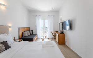 Uma TV ou centro de entretenimento em The George Hotel Mykonos