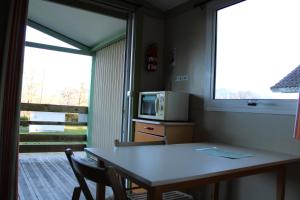 TV a/nebo společenská místnost v ubytování Camping Le Balcon de Chartreuse