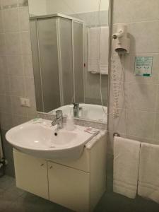 a bathroom with a sink and a mirror at Hotel Ristorante da Toni in Codevigo