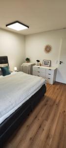 Postel nebo postele na pokoji v ubytování TOP KaVi apartments #5, Pool, Sauna und Fitness FREE, 2-Zimmer + 43 fotografií