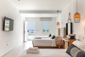 Cama ou camas em um quarto em The George Hotel Mykonos