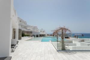 A piscina localizada em The George Hotel Mykonos ou nos arredores