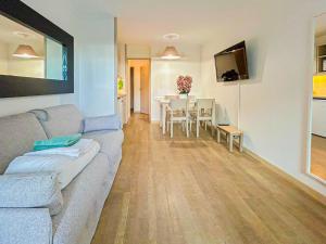 Et tv og/eller underholdning på Ange Gardien - AC, Parking, Piscine