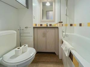 Et badeværelse på Ange Gardien - AC, Parking, Piscine