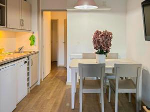 Køkken eller tekøkken på Ange Gardien - AC, Parking, Piscine + 6 billeder