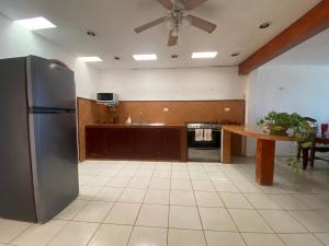Cucina o angolo cottura di Beachfront house with pool