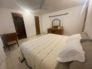 Letto o letti in una camera di Beachfront house with pool