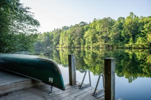 Afbeelding uit fotogalerij van Cabin In Lake Lure Getaway in Lake Lure