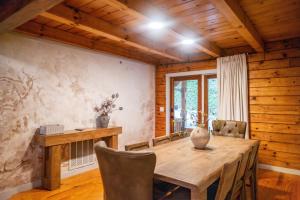 Afbeelding uit fotogalerij van Cabin In Lake Lure Getaway in Lake Lure