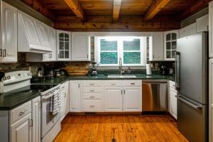 Afbeelding uit fotogalerij van Cabin In Lake Lure Getaway in Lake Lure +28 foto's