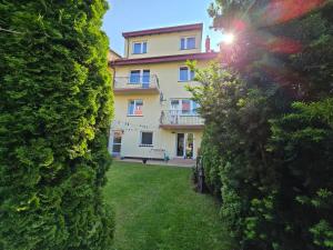 Κήπος έξω από το Dom Wczasowy Olivia