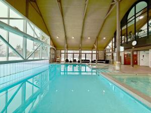 Πισίνα στο ή κοντά στο King Suite heated Pool Sauna and Kitchen