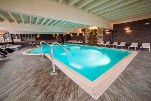 uma grande piscina num quarto de hotel em Garda Hotel San Vigilio Golf em Pozzolengo