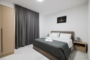 DračanにあるVilla Noaのベッドとカーテンのついた窓のある寝室 +51枚の写真