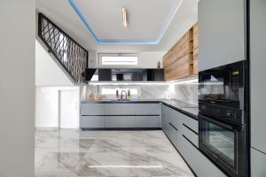 DračanにあるVilla Noaの青い天井のキッチン(白いキャビネット付)