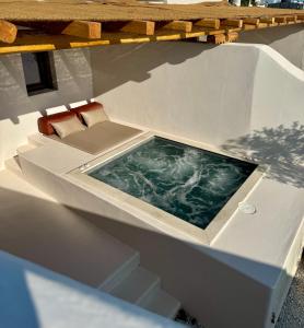 ミコノス・シティにあるConte Mykonos Iの船の横にあるスイミングプール