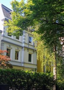ハンブルクにあるAlster City Garden Villaの白家