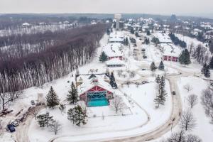 King Studio Suite heated Pool and Sauna durante el invierno