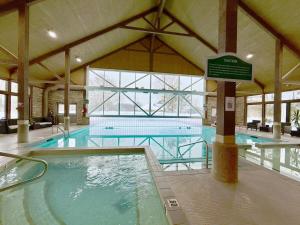 La alberca dentro o cerca de King Studio Suite heated Pool and Sauna